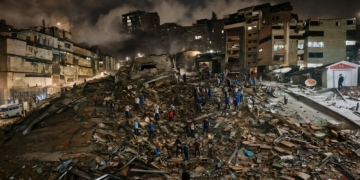 Terremoto en Venezuela: nuevas imágenes devastadoras. Escena nocturna de destrucción tras un terremoto en Venezuela, con edificios derrumbados y equipos de rescate trabajando.