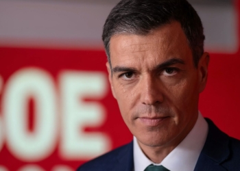 PSOE en descomposición: Cargos exigen a Sánchez adelantar elecciones. Retrato cercano de Pedro Sánchez mirando a cámara con expresión seria.