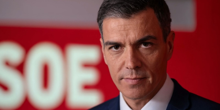 PSOE en descomposición: Cargos exigen a Sánchez adelantar elecciones. Retrato cercano de Pedro Sánchez mirando a cámara con expresión seria.