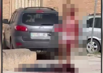 Vídeo sangriento de Torre Pacheco: a martillazos un Argelino con un Senegalés. Escena de una agresión en Torre Pacheco, con una persona en el suelo y otra de pie.