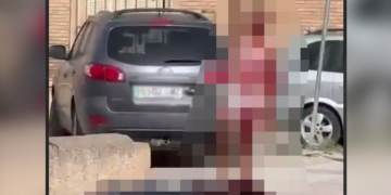 Vídeo sangriento de Torre Pacheco: a martillazos un Argelino con un Senegalés. Escena de una agresión en Torre Pacheco, con una persona en el suelo y otra de pie.