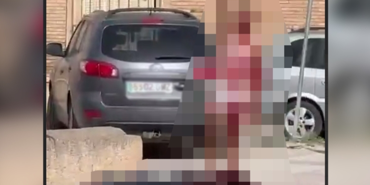 Vídeo sangriento de Torre Pacheco: a martillazos un Argelino con un Senegalés. Escena de una agresión en Torre Pacheco, con una persona en el suelo y otra de pie.