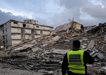 El desastre de Venezuela con el chavismo: el socialismo destruye y Óscar Puente sigue el camino. Escena de destrucción tras los terremotos en Venezuela, con un rescatista de espaldas y edificios derrumbados.