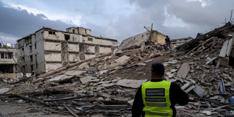 El desastre de Venezuela con el chavismo: el socialismo destruye y Óscar Puente sigue el camino. Escena de destrucción tras los terremotos en Venezuela, con un rescatista de espaldas y edificios derrumbados.