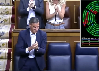 El circo de la Moncloa: la forzada resistencia en la cuestión de confianza a Sánchez. Pedro Sánchez sonriendo y aplaudiendo en el Congreso de los Diputados.
