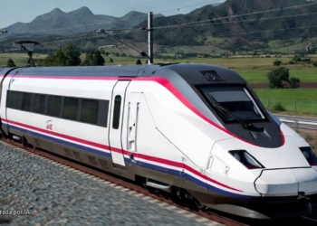 Huelga de trenes hoy: Puente y su Ministerio de Transportes de inmovilidad insostenible. Tren de alta velocidad AVE circulando por una vía con montañas al fondo, generado por inteligencia artificial.