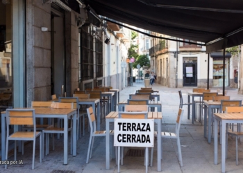 ¿Adiós a las terrazas? La polémica prohibición del verano que arruinará a la hostelería. Terraza de un bar vacía con el cartel “TERRAZA CERRADA”, generada por inteligencia artificial.