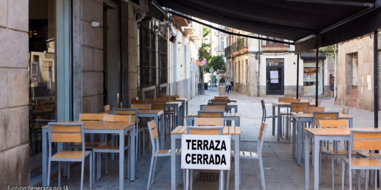 ¿Adiós a las terrazas? La polémica prohibición del verano que arruinará a la hostelería. Terraza de un bar vacía con el cartel “TERRAZA CERRADA”, generada por inteligencia artificial.