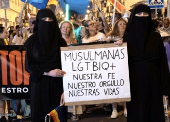 El vídeo viral que humilló al Orgullo LGTBIQ+ de Sevilla. Dos mujeres con niqab sosteniendo un cartel en una manifestación LGTBIQ+, generado por IA.
