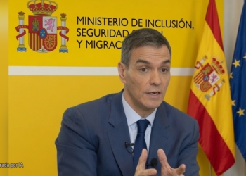 ¡Frenazo a Sánchez! El Supremo baraja tumbar su plan de regularización masiva. Pedro Sánchez hablando en rueda de prensa con el escudo del Ministerio de Inclusión al fondo.