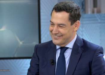 El socialismo del PP boicotea el pacto con Vox. Juanma Moreno, presidente de la Junta de Andalucía, sonriendo en un estudio.