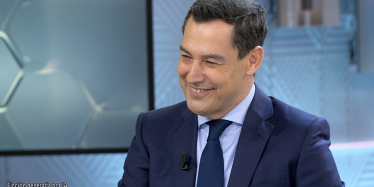 El socialismo del PP boicotea el pacto con Vox. Juanma Moreno, presidente de la Junta de Andalucía, sonriendo en un estudio.