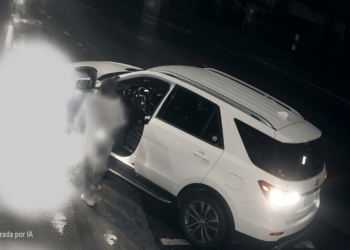 Vídeo del suceso que ha dejado a Italia en shock: piden 18 años de cárcel a una mujer por defenderse de un ladrón. Escena nocturna de un suceso en Italia con un coche blanco y personas cerca, generada por IA.