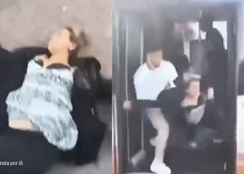 Vídeo del terrible empujón a una embarazada en un autobús por un refugiado musulmán. Secuencia de imágenes de un incidente en un autobús donde una mujer embarazada es empujada, generado por IA.