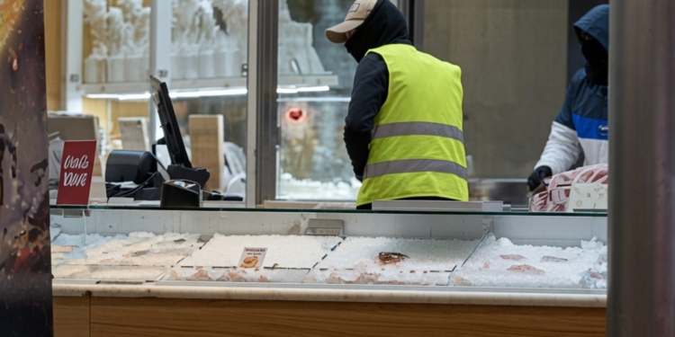 ¡A plena luz del día! atraco a tiros en una Joyería en un centro comercial de Pinto. Escena de un robo en una joyería en un centro comercial durante el día, con personas encapuchadas.